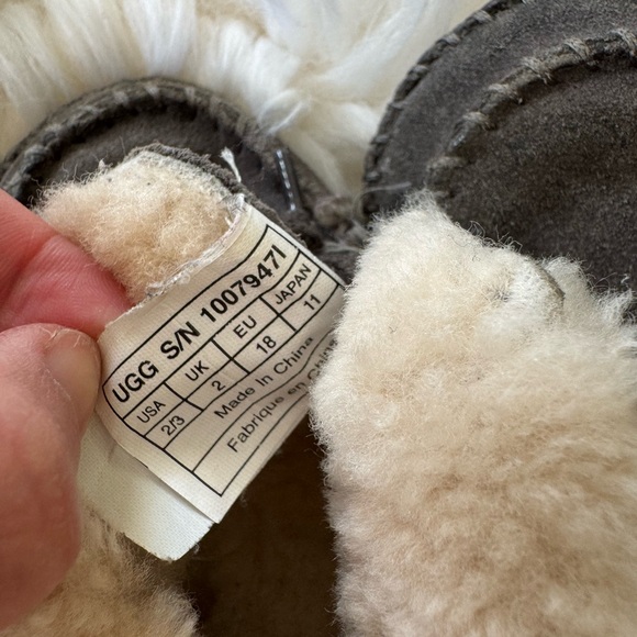 UGG Toddler Size 2/3 - Picture 8 of 8